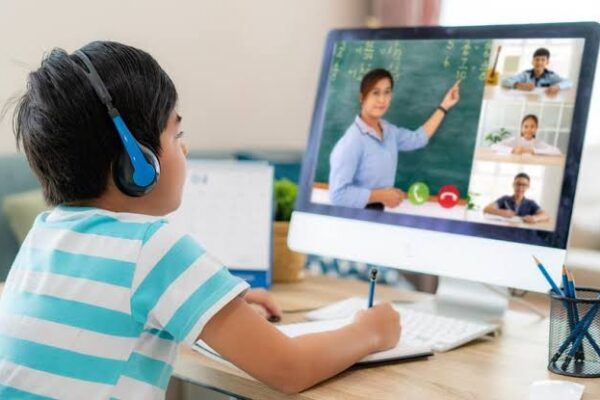 جلسات تعليمية فردية مع معلمة متخصصة – دعم وتطوير مهاراتك التعليمية